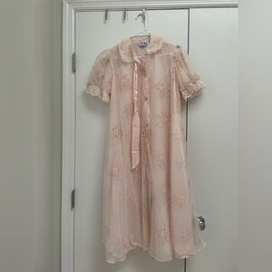 vintage Claire Tiffani pink housecoat / robe with a floral lining and lace trim